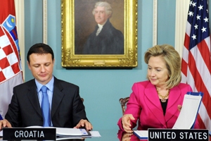 Washington, 3. veljače 2011. - Gordan Jandroković, ministar vanjskih poslova i EU integracija i Hillary Clinton, američka državna tajnica potpisali su Sporazum o zračnome prometu između RH i SAD-a